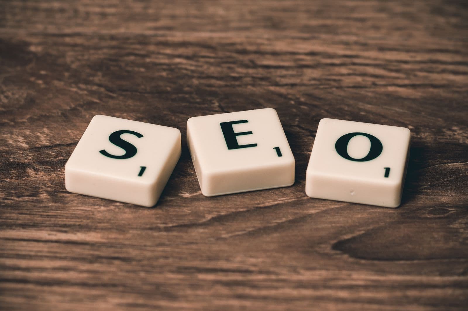 SEO slova na stolu, vizual za cijenu SEO optimizacije