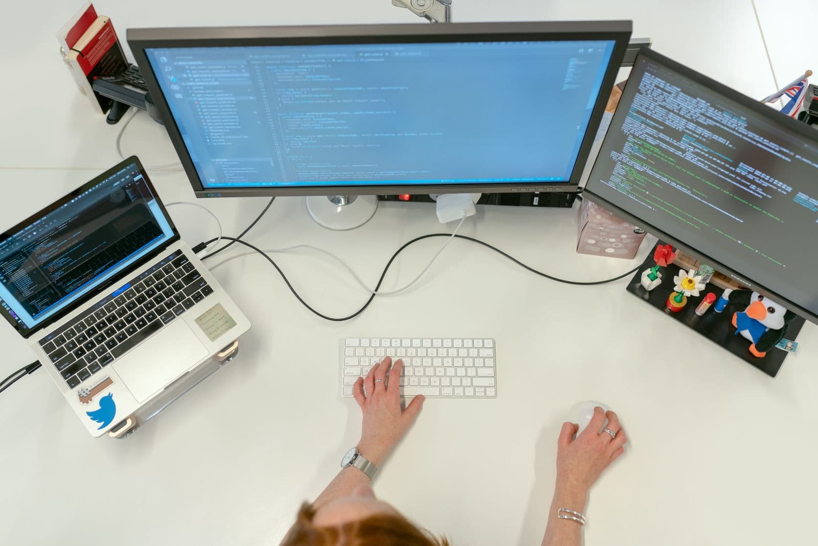 Programer radi na mobilnoj aplikaciji u studiju u Sarajevu