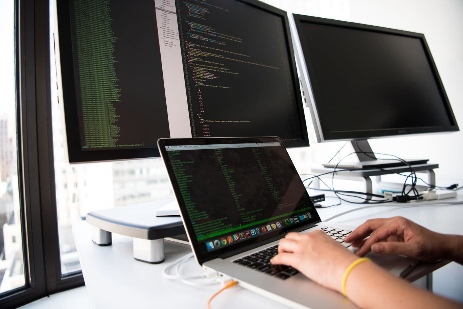 Programer iz Sarajeva radi na kodu za klijenta